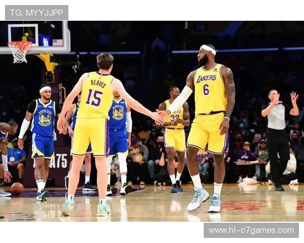 湖人队新赛季备战全面启动 詹姆斯与浓眉联手目标总冠军